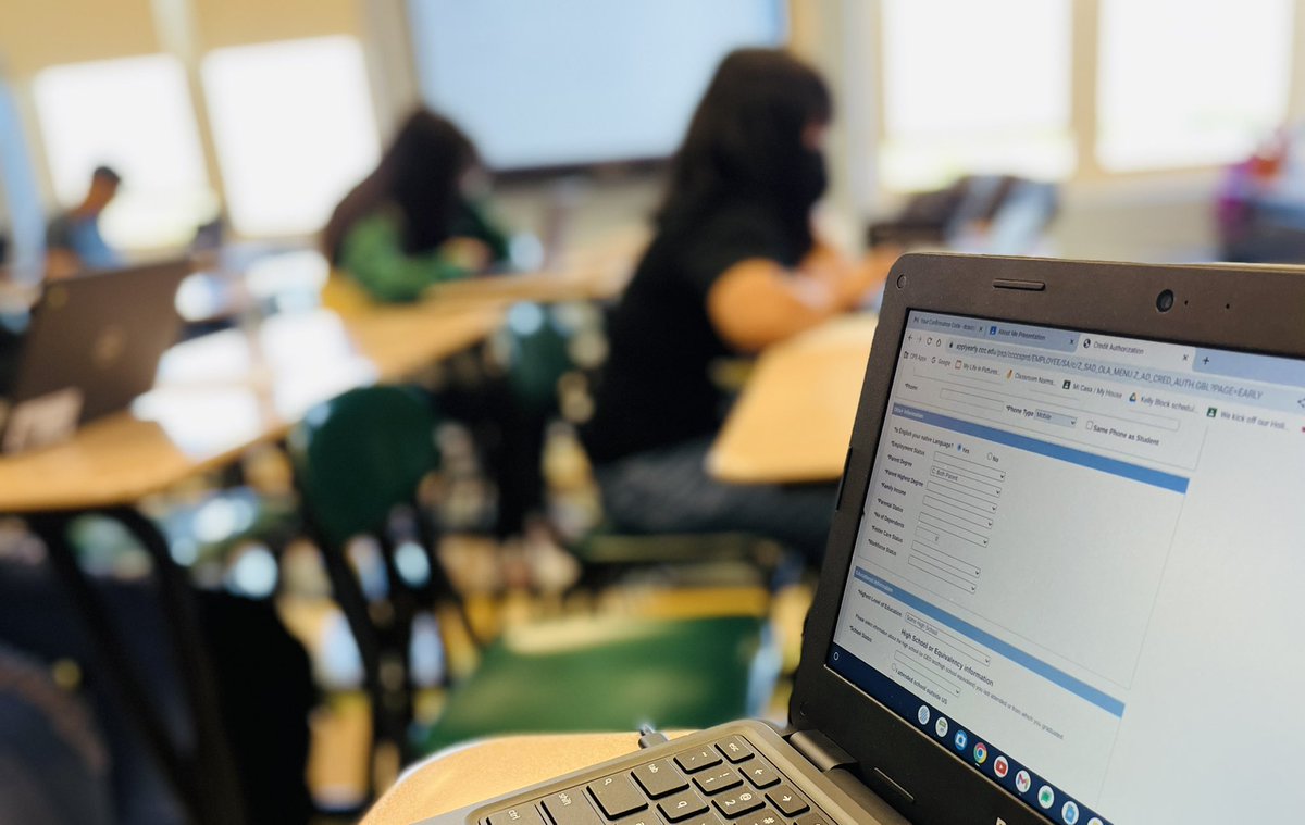 Great to see @ThomasKelly_HS Dual Credit English 101, Spanish 101, African-American Studies, and Health Sciences pathway students complete their <a href="/ChiCityColleges/">City Colleges of Chicago</a> Early College admissions application today! Thank you to our <a href="/DaleyCollege/">Richard J. Daley College</a> partners!