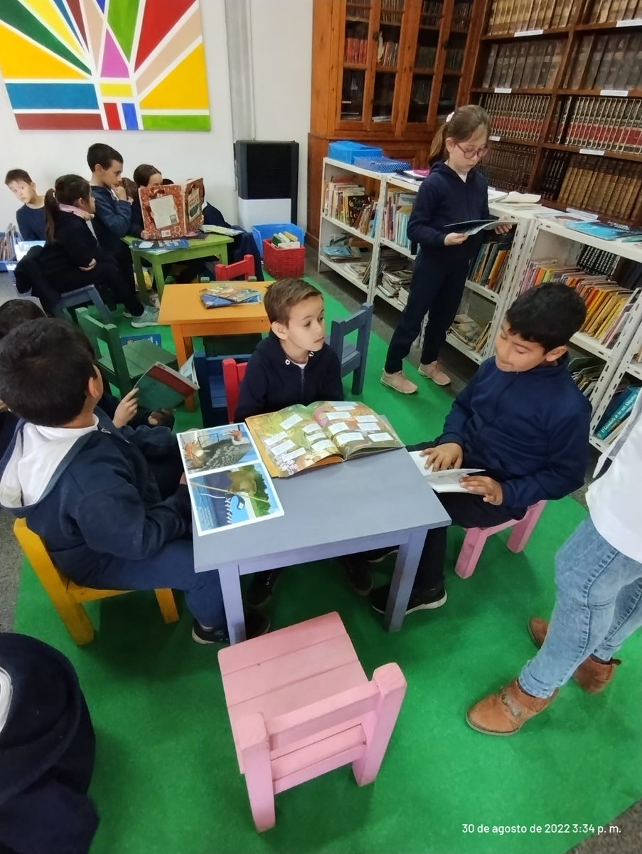 RedesIjmeFray's tweet photo. #FRAY Los alumnos de 3° A de la Fray visitaron este martes 30 de agosto la biblioteca popular "Bartolomé Mitre" motivados por conocer libros nuevos y las instalaciones. Es un grupo muy motivado por la lectura de cuentos, en especial, los de Gaturro. 📚📖👓❤️ https://t.co/uh4JgVepgb