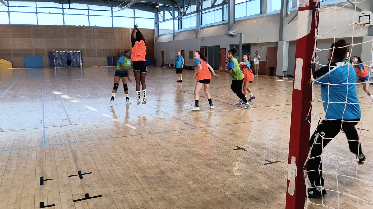 Les filles du @HacHandball76 en pleine préparation pour le coup d'envoi du championnat, c'est à voir ce soir à 18h53 sur @F3BaiedeSeine. @LFH_Officiel @LFHF_ #LH #LeHavre #Hand