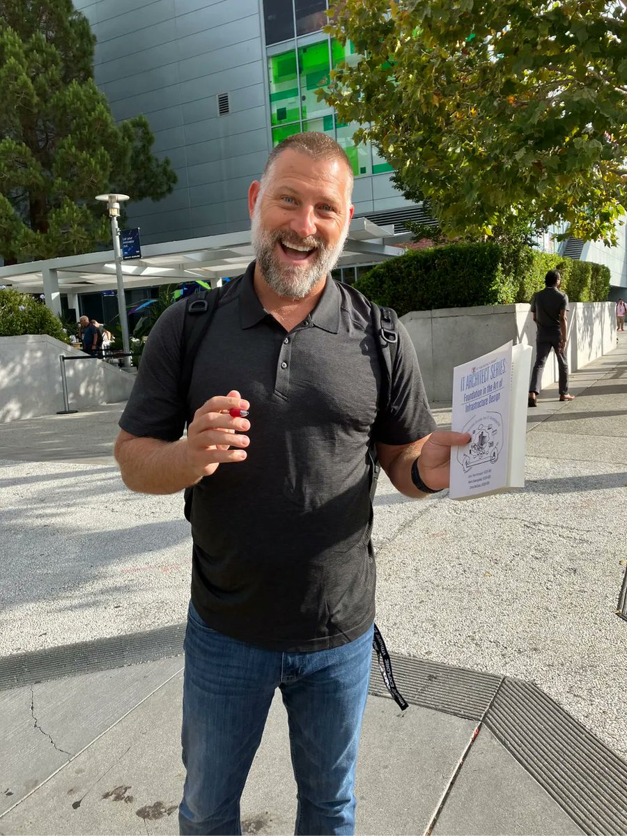NextLevelSDDC's tweet image. Just bought the IT Architect Series book and guess who I ran into a few minutes later? @hcmccain
Now I just need to chase @MarkGabbs for his signature too!
#itarchitect #infrastructuredesign #vmware #vmworld #vmwareexplore #vcdx #nextlevelsddc