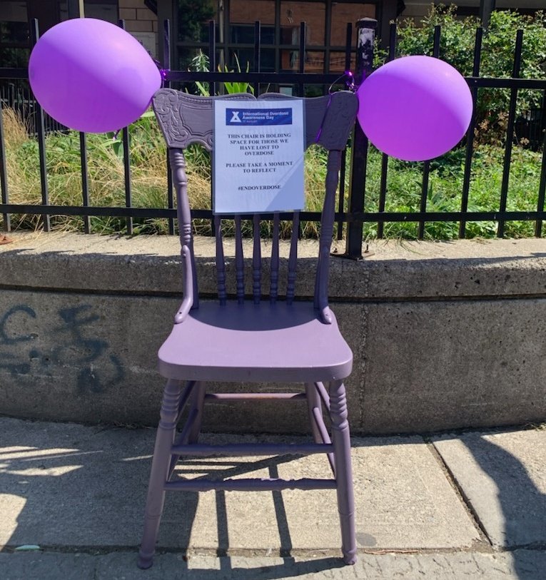 cityoftoronto's tweet image. Today, the #CityOfTO proclaimed August 31 as Overdose Awareness Day. 
Today City buildings including City Hall and Metro Hall, have empty purple chairs that symbolize a space held for those lost due to drug poisoning. More information overdoseday.com