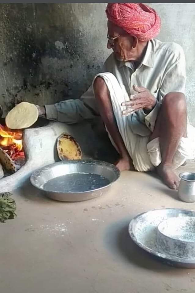 तुम जहां रहो खुश रहना बेटा मैं अपना काम चला लूंगा...

कोई पूछेगा तो व्यस्त है बच्चा कह के इज्जत बचा लूंगा...

हाथ पांव चलते रहेंगे तो बस कुछ साल और निभा लूंगा....

पैसा जरूरी है भविष्य के लिए मैं सब को यह बता दूंगा... 

           तुम जहां रहो खुश रहना बेटा....