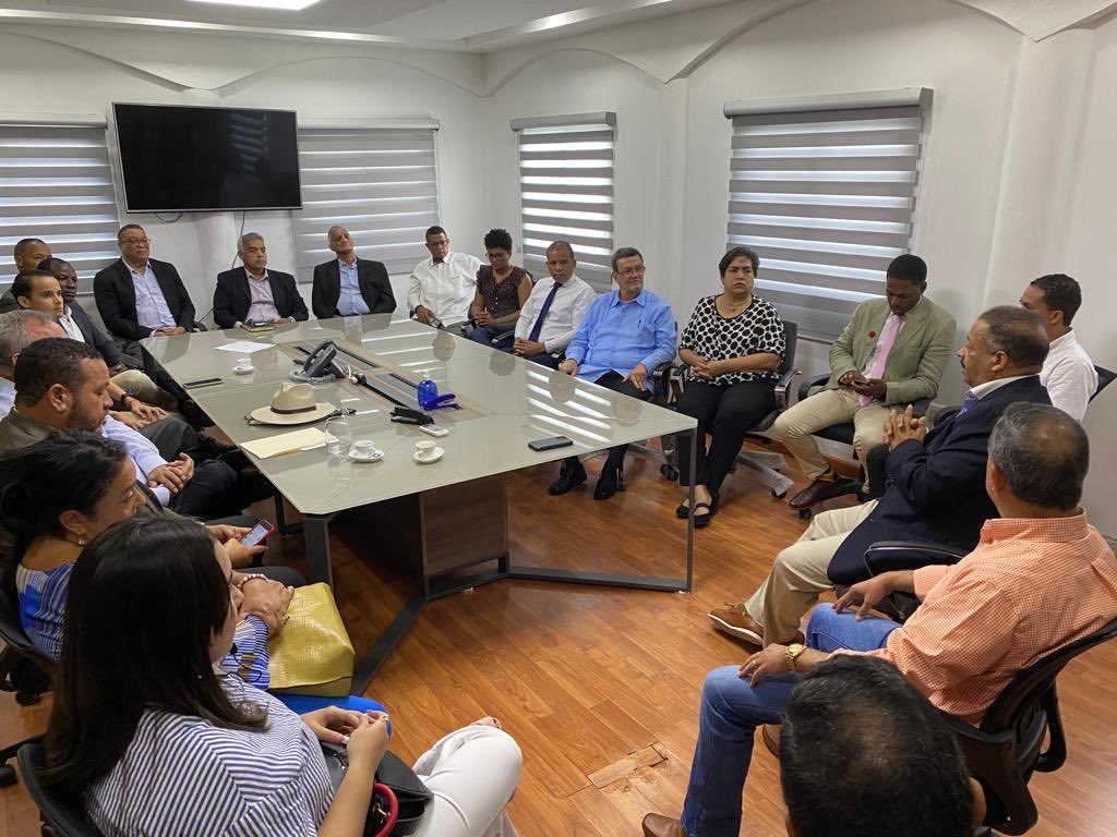 RRosarioMarquez's tweet photo. Recibimos en nuestras oficinas la directiva del Movimiento Cooperativistas con ⁦@LeonelFernandez⁩ , liderado por el Ingeniero Ramón Ureña y otros distinguidos cooperativistas. Cada día se suman más voluntades para ganar en primera vuelta en 2024. ⁦@GuzmanFermin1⁩ . https://t.co/hLYJXhKP5t