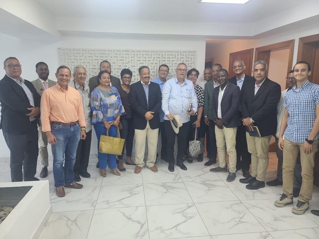 RRosarioMarquez's tweet photo. Recibimos en nuestras oficinas la directiva del Movimiento Cooperativistas con ⁦@LeonelFernandez⁩ , liderado por el Ingeniero Ramón Ureña y otros distinguidos cooperativistas. Cada día se suman más voluntades para ganar en primera vuelta en 2024. ⁦@GuzmanFermin1⁩ . https://t.co/hLYJXhKP5t