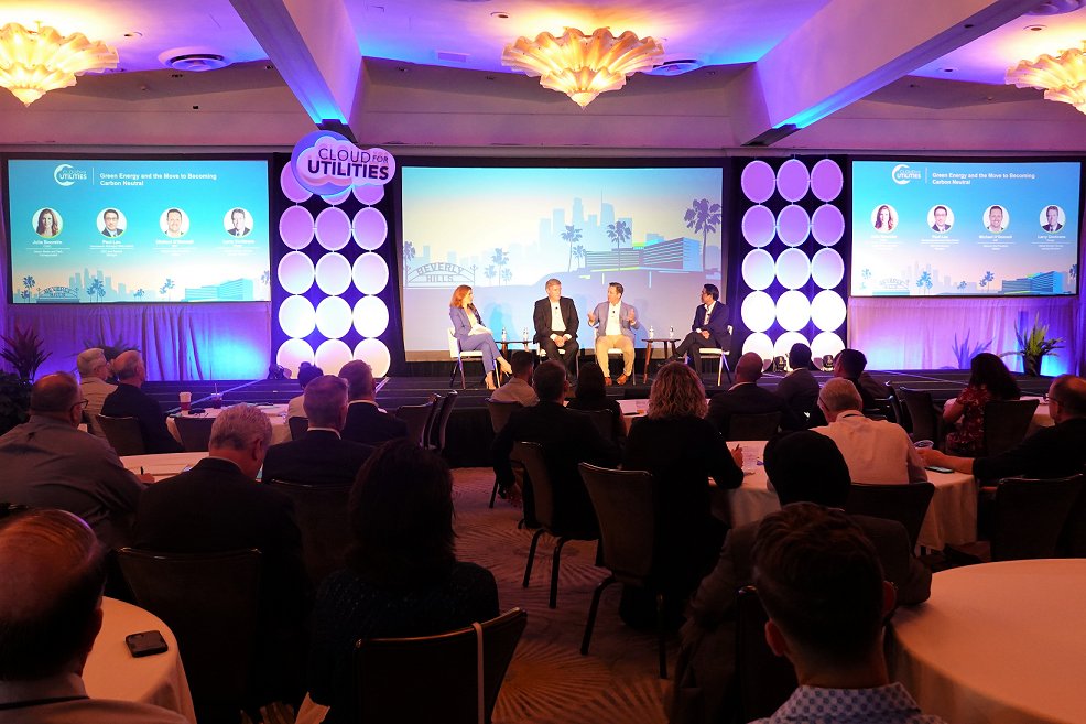 cloud4utilities's tweet photo. Standing room only during the session "#GreenEnergy &amp; the Move to Becoming #CarbonNeutral." Honored to have @jboorstin join us at #digitalcloudsummit22 to lead this panel of energy &amp; tech execs in this critical discussion. Thank you to @SMUDUpdates, @Google &amp; @SAP for joining! https://t.co/WvsmTQTnww