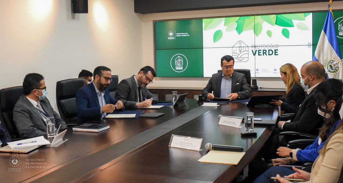 SecPrensaSV's tweet photo. #ProtocoloVerde | El Protocolo Verde del Sistema Financiero de El Salvador, facilita el trabajo en materia de desarrollo sostenible y
uso de los recursos naturales en El Salvador. https://t.co/l1DAfcD9Ls
