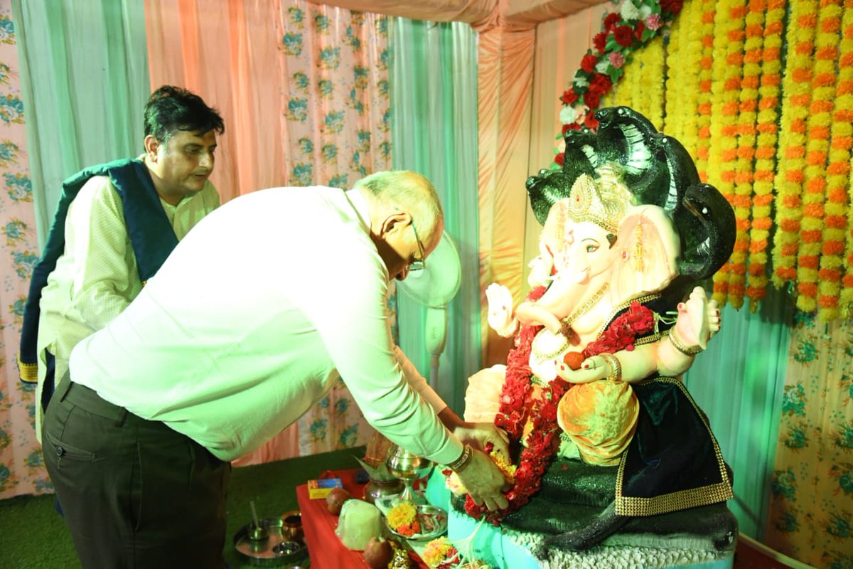 ModiTheGuardian's tweet photo. મુખ્યમંત્રીશ્રી ભૂપેન્દ્રભાઈ પટેલ અમદાવાદમાં  પોતાના વિધાનસભા મત ક્ષેત્ર ઘાટલોડિયામાં વિવિધ સ્થળોએ સાર્વજનિક ગણેશઉત્સવના જન ઉમંગમાં ભક્તિ ભાવપૂર્વક સહભાગી થયા હતા. https://t.co/NRHO2WAxKV