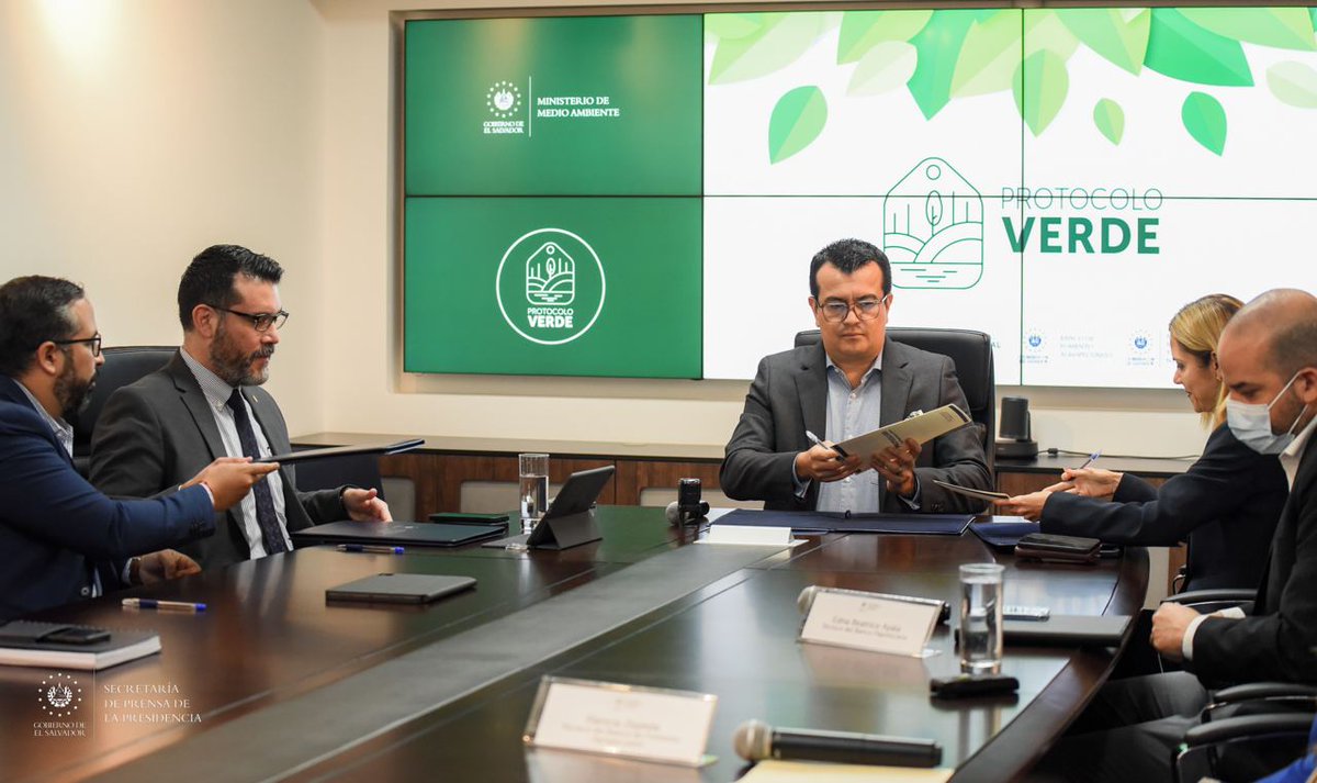 SecPrensaSV's tweet photo. #ProtocoloVerde | El Ministerio de @MedioAmbienteSV junto al Banco de Desarrollo de El Salvador (@BANDESAL), Banco Hipotecario (@BHElSalvador), y Banco de Fomento Agropecuario (@bfaelsalvador), trabajan en la búsqueda del desarrollo sostenible del país. https://t.co/yBZZiAYAq1