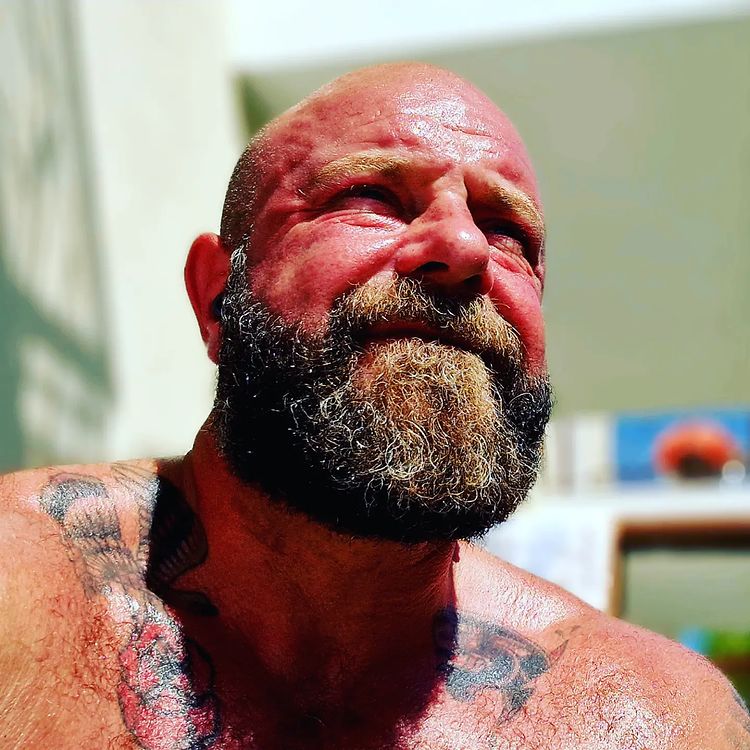 Last day frying b4 home to the doom and gloom UK! Well it does have Lola and an air conditioned gym so get me back 🤣👌💪🐕❤️ #holidaybear #zakynthos #bearmuscle🐻 #beard