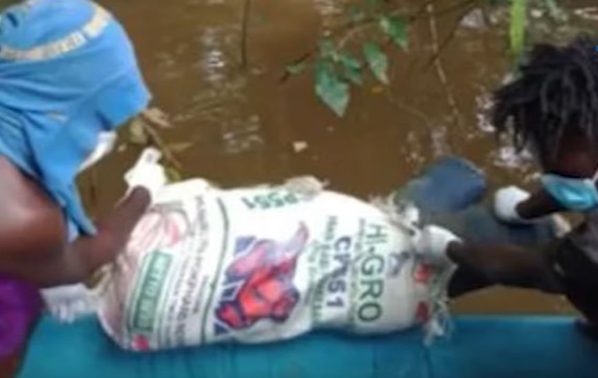 andreasharsono's tweet photo. Six Indonesian soldiers lured four Indigenous Papuans to buy weapons, killed them, burned their rented car, mutilated their bodies, put them into sacks, throwing them into a village river in Timika, Papua 
https://t.co/EA3j96j9oR https://t.co/SMOLhVDWgm