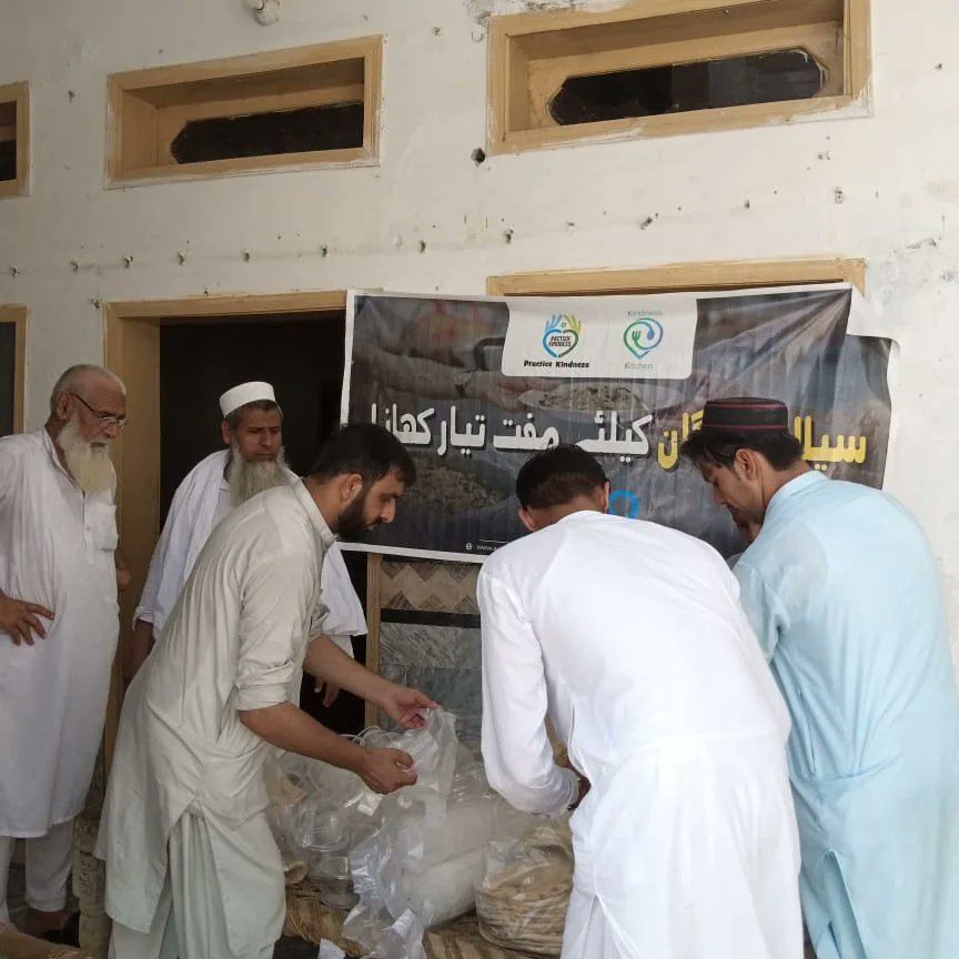 actsofkindnessp's tweet photo. Kindness Kitchen, Nowshehra.

Chicken and Channa for 200+ people living in 2 schools adopted by Acts Of Kindness Pakistan. https://t.co/EcK3m7EizB