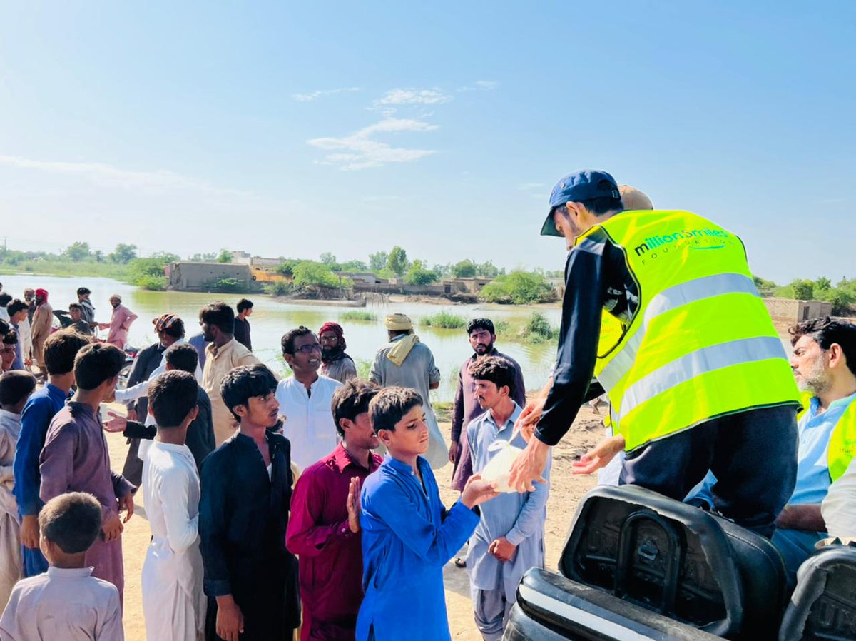 MSfoundationPK's tweet photo. ملین سمائلز فاؤنڈیشن کی جانب سے ضلع تونسہ کے سیلاب سے متاثرہ علاقے میں کھانا تقسیم کیا گیا.
 
بے سہاروں کا سہارا بنئے اور سیلاب زدگان کی مدد کیجئے.

DONATE NOW:

Title: Million Smiles Foundation
Bank: Allied Bank Limited
A/c: 0010090275420015 
IBAN: PK96ABPA0010090275420015 https://t.co/u8EmpHt4dE