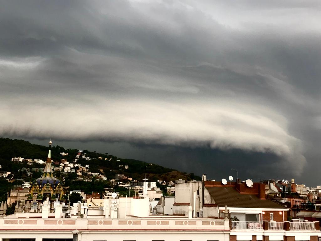 ⛈️Tongada de la tarda servida! Arc de tempestes baixant de l'interior cap a la costa.

⚠️Precipitacions molt fortes però de curta durada, localment amb calamarsa i fortes ràfegues de vent. Extremeu les precaucions!

🤭L'arribada a Barcelona fa una mica de por...