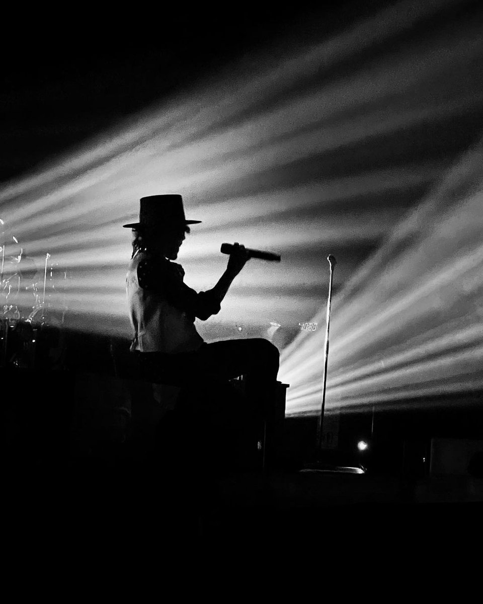 iamlp_eb's tweet photo. The Filmore Philadelphia
📸 @trippingtara IG👌👌👌 @iamlp
.
.
.
.
.
.
#lpofficial #angels #foreverfornow
#howlowcanyougo #LPeople #iamlp #iamlpofficial #eblp #laurapergolizzi #lpeb #lpmusic #singer #guitar #lostonyou #lp https://t.co/qyz9FqfPWG