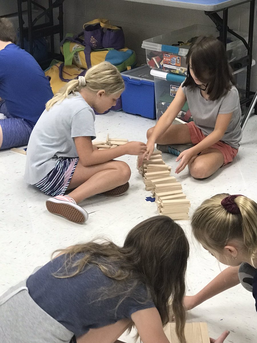 MVES MakerSpace first class of the year! Mrs. Fries’ class made a collaborative circle bridge!  Great start to the year! #wearemustangs #EngageYCSD @ycsdstem @MHarrisEdu