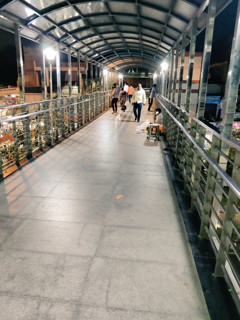 DrVijayTiwariJi's tweet photo. #MahaYogiSena
#LocalGuardian

@LtGovDelhi
Look at the vendors, cleanliness &amp; pictures at the foot over bridge at #YusufSarai #HauzKhas 

Ask the concerned 
officials to take necessary action #ASAP before someone gets a #Tehbazari of encroachments

@HMOIndia 
#Security #CyberNews https://t.co/nQmfjCclwl