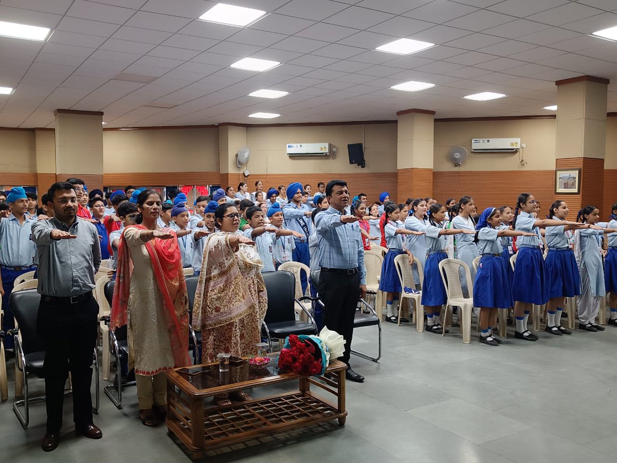 MCChandigarh's tweet photo. Students of Shri Guru Hari Krishan Public School, Sec 40 pledged to keep Chandigarh clean during Swachhta Ki Paathshala today by Mr. Rohit Gupta, PCS,JCMC ! @SwachhBharatGov
#SwachhBharat #SwachhSurvekshan2023 
#SwachhtaKiPaathshala
#SwachhSurvekshan2023Chandigarh https://t.co/0VPq2jcFvj