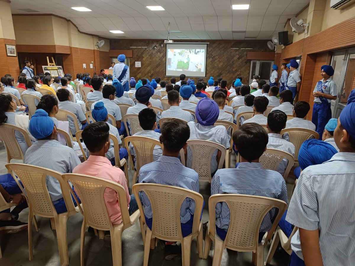 MCChandigarh's tweet photo. Students of Shri Guru Hari Krishan Public School, Sec 40 pledged to keep Chandigarh clean during Swachhta Ki Paathshala today by Mr. Rohit Gupta, PCS,JCMC ! @SwachhBharatGov
#SwachhBharat #SwachhSurvekshan2023 
#SwachhtaKiPaathshala
#SwachhSurvekshan2023Chandigarh https://t.co/0VPq2jcFvj