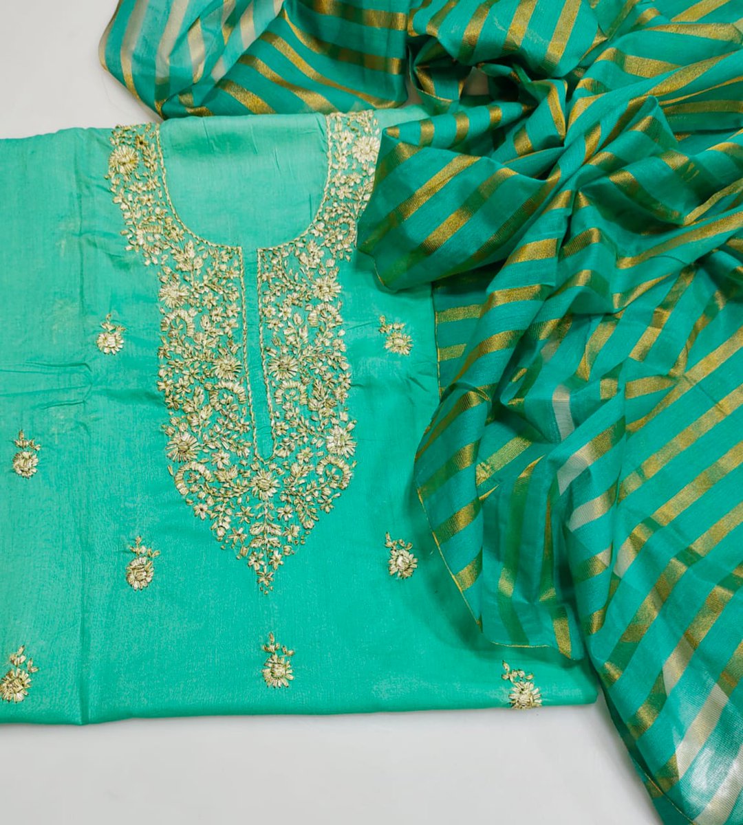Inayafatima5's tweet photo. Stuff lawn karhai hand work gotta and trouser same and dupatta cotton net 3 PC suit  
Price 2350
#For_Orders 
#WhatsAppNo  0316 7789899
0314 6357358 https://t.co/UHpSpg90G7