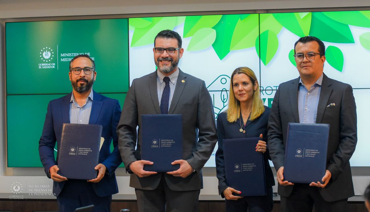 SecPrensaSV's tweet photo. #ProtocoloVerde | En la firma de actualización del Protocolo Verde participan el ministro de @MedioAmbienteSV, @lopezfernando, el presidente del @BANDESAL, @MarioSalazarSV, presidente del @bfaelsalvador, Eduardo Aguilar y la presidenta del @BHElSalvador, @celipadilla. https://t.co/C7xgqVhYqd