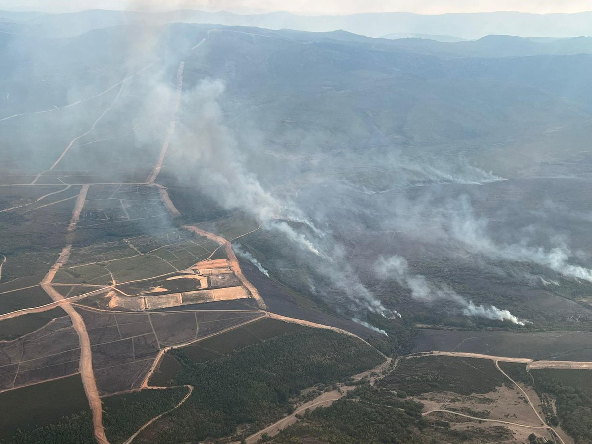 18:25📸Cerrada nuestra primera zona de trabajo, embarcamos en nuestros helicópteros y nos dirigimos a la zona este del incendio para continuar el trabajo de extinción en #IFCampoDeTiroElTeleno #LeónESP y poder conseguir ir cerrando los sectores activos.