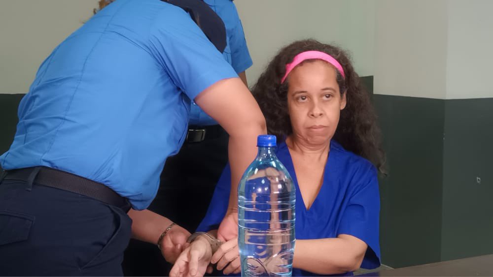 CafeconVozNi's tweet photo. La dictadura exhibe por segundo día consecutivo fotos que se tomaron no se sabe cuándo, de secuestrados políticos. Esta vez aparecen a Luis Rivas, Suyen Barahona y Dora María Téllez. https://t.co/srONtFstmI