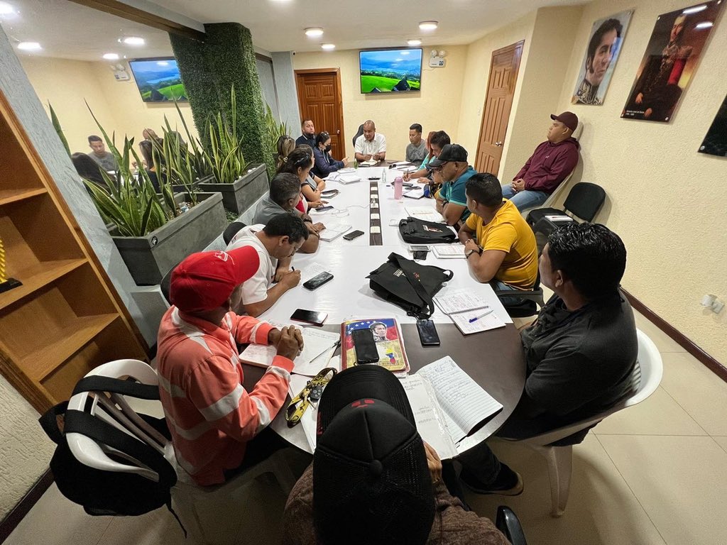 YoAmoCNA's tweet photo. YO❤️CUMANÁ.
Lo dijo @lossifontes
 🔴Reunión del Organismo Auxiliar Municipal. En sesión permanente para darle cumplimiento a cada una de las tareas con la finalidad de seguir fortaleciendo nuestro glorioso @PartidoPSUV.
@NicolasMaduro
@dcabellor
#NuevaEraBinacional https://t.co/CN7INuFSpi