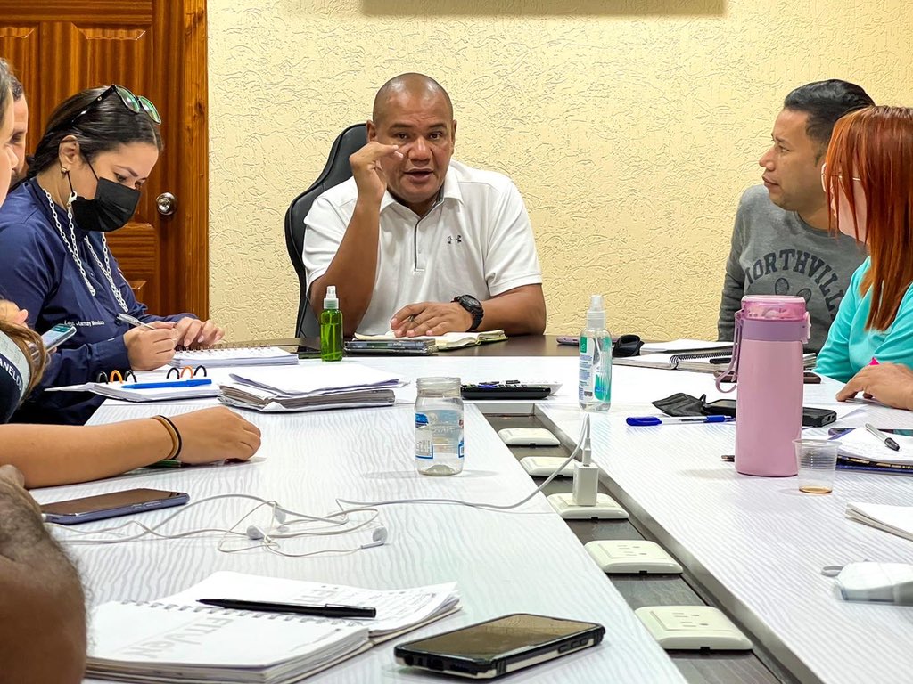 YoAmoCNA's tweet photo. YO❤️CUMANÁ.
Lo dijo @lossifontes
 🔴Reunión del Organismo Auxiliar Municipal. En sesión permanente para darle cumplimiento a cada una de las tareas con la finalidad de seguir fortaleciendo nuestro glorioso @PartidoPSUV.
@NicolasMaduro
@dcabellor
#NuevaEraBinacional https://t.co/CN7INuFSpi