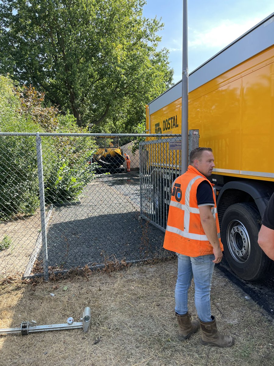 Vanmiddag van vakambtenaar uitleg over proces van asfalteerwerkzaamheden. Daarna nog even op werkbezoek wat dat betekent in de praktijk.