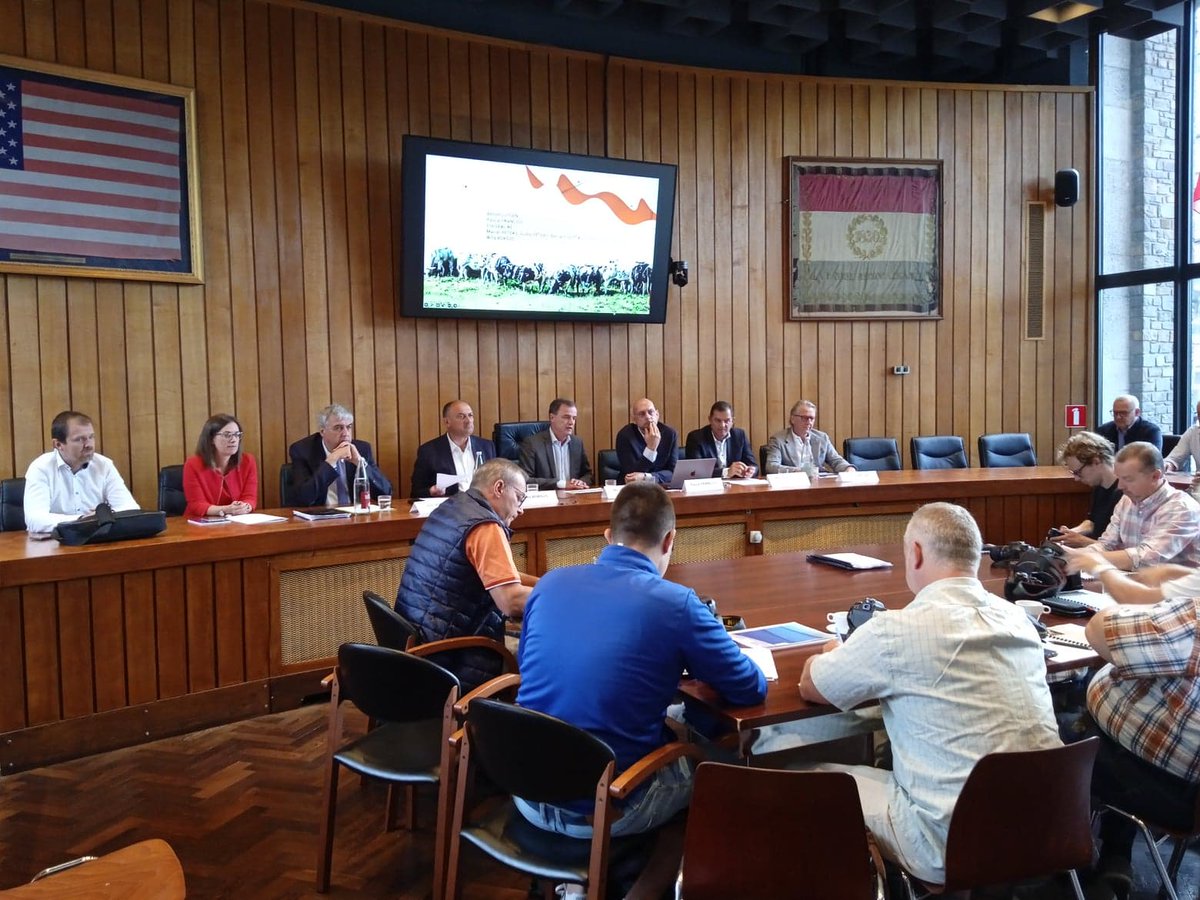 IDELUX_'s tweet photo. De belles perspectives de redéploiement pour l'abattoir de Bastogne avec le duo de repreneurs Bernard GOTTA (entreprises B. Gotta et Viande de Liège) et Marcel PETERS (Entreprises Pegri et P&amp;M) : réhabilitation du site, création d'emplois, collaborations en "circuit court", etc. https://t.co/Xi8U6XJ01y
