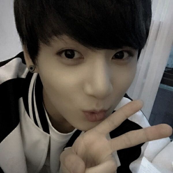 ipurplegguk's tweet photo. ❥ feliz aniversário pro ser humano mais doce e incrivel desse mundo. muito obrigada por tornar meus dias mais brilhantes! eu te amo infinito goo❤‍🩹
#HappyBirthdayJungkook #JUNGKOOKDAY https://t.co/h4Jhe5vnca