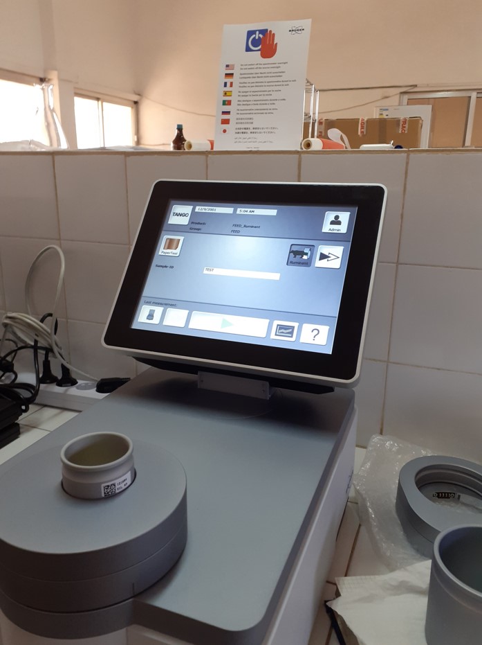ProjetCassecs's tweet photo. Présentation de la spectrométrie dans le proche infrarouge (#SPIR ou #NIRS)
Au nombre de deux, acquis dans le cadre du #CaSSECS et installés à l’#ISRA (#Sénégal) et à l’#INERA (#BurkinaFaso). Des outils essentiels pour la prédiction de la composition chimique des échantillons. https://t.co/lAk7J9qCZl