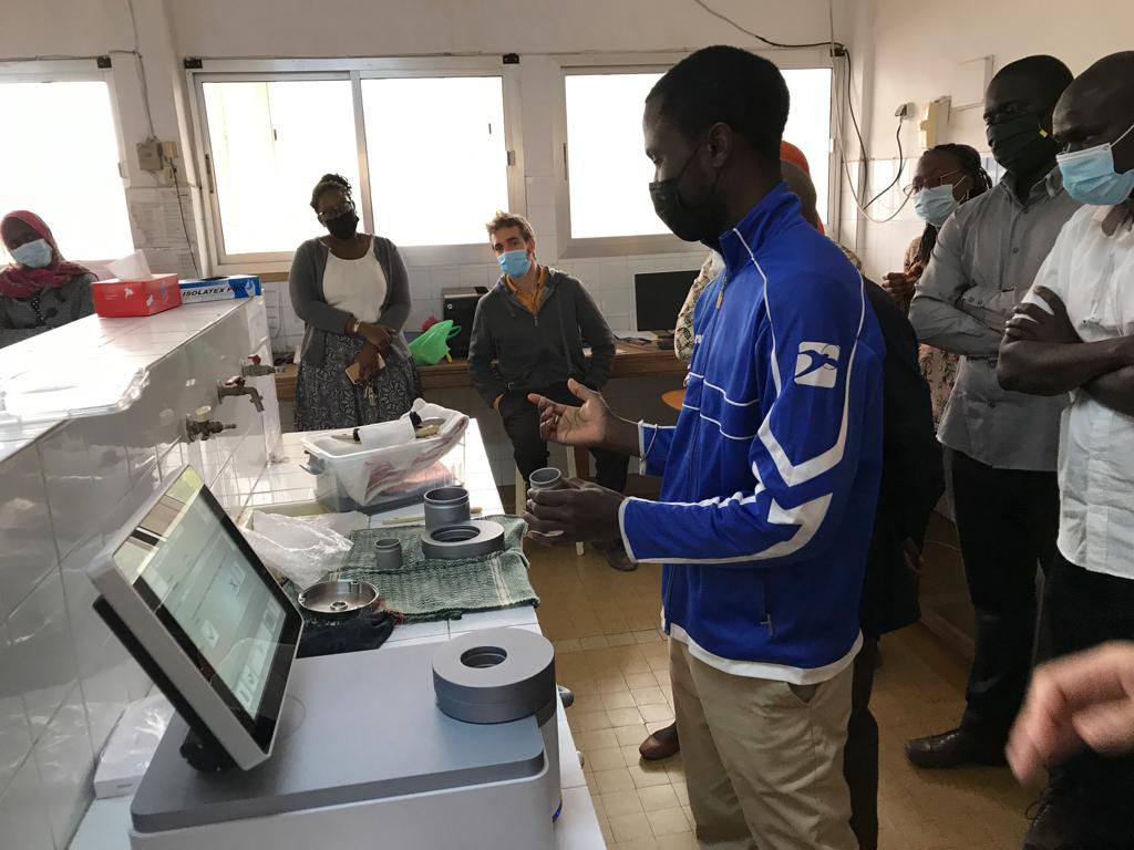 ProjetCassecs's tweet photo. Présentation de la spectrométrie dans le proche infrarouge (#SPIR ou #NIRS)
Au nombre de deux, acquis dans le cadre du #CaSSECS et installés à l’#ISRA (#Sénégal) et à l’#INERA (#BurkinaFaso). Des outils essentiels pour la prédiction de la composition chimique des échantillons. https://t.co/lAk7J9qCZl
