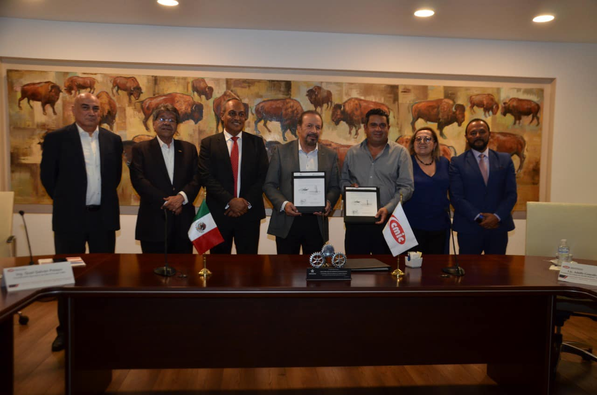 CmicSinaloasur's tweet photo. #negocios
CMIC buscando oportunidades de negocios generando alianzas estratégicas.
@quel_galvan Vicepresidente nacional firmó convenio de colaboración con Ameriko Railways infraestructure and real state acompañando a dirigente nacional @PacoSolaresA @cmicnacional https://t.co/LftDQKAPQU