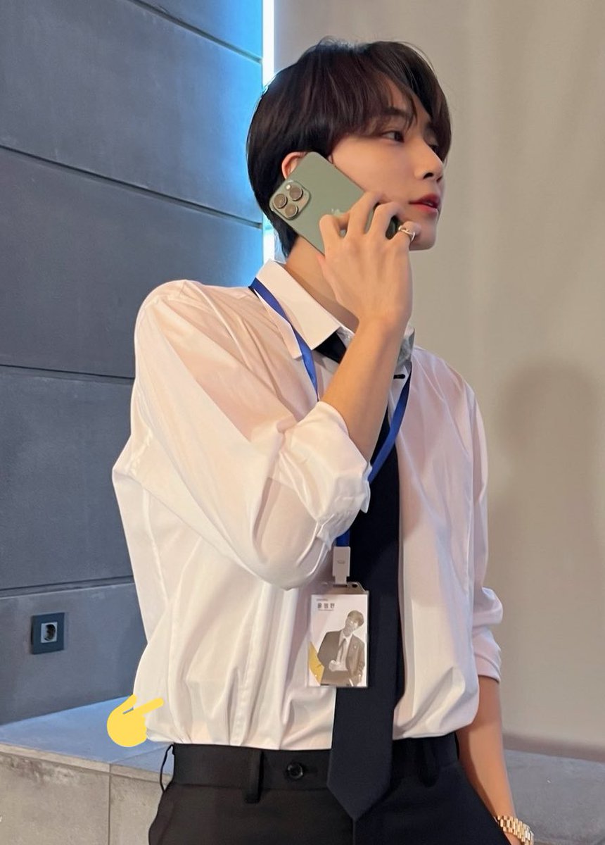 kikiluvsww's tweet photo. 헐 잠만 ㅋㅋ....
윤부장님.... 와이셔츠 너무 얇아서 허리에 둘러멘
마이크밴드가 보여요오오........... https://t.co/gw92MhKiO0