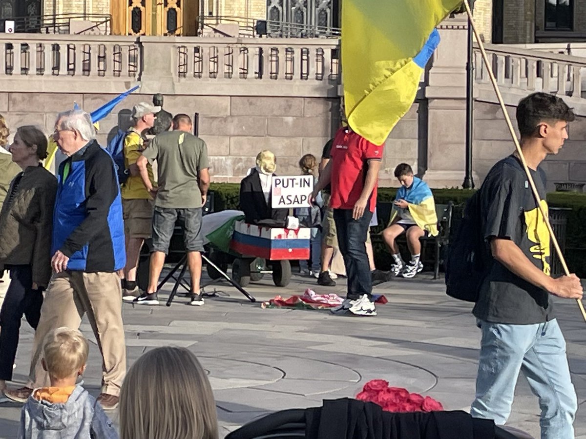 Another protest in square near my Oslo hotel…effigy of Putin on Russian-flag-painted coffin. People might just feel strongly here in Norway #StandWithUkraine