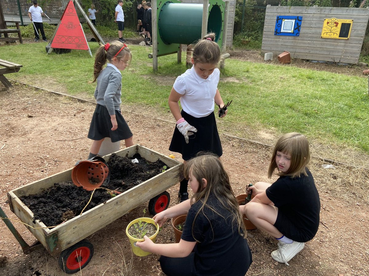 More busy gardeners today - great to see enthusiasm for getting ours hands dirty in nature! 🌱😊 🌎 👩‍🌾