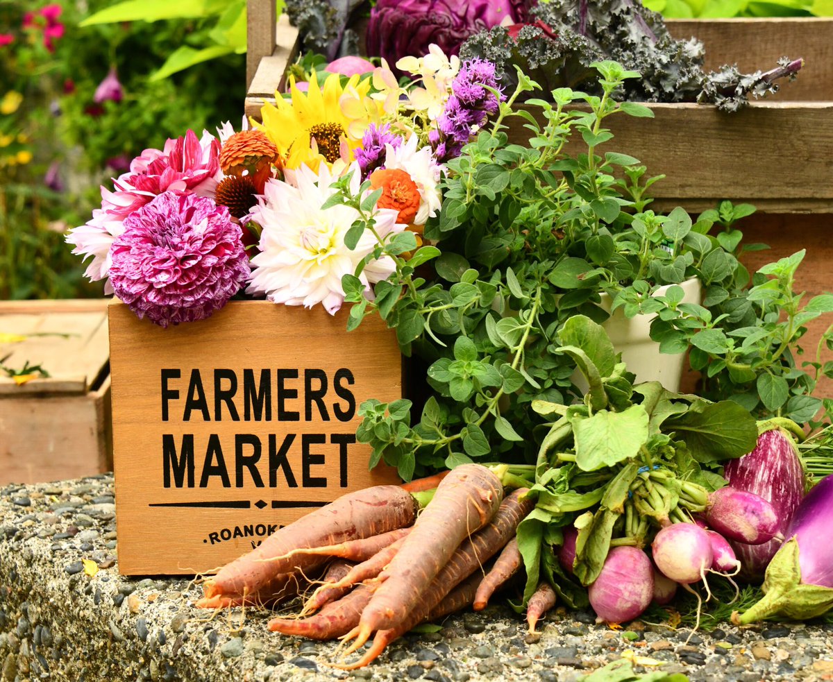 Farmers Market Today!
In front of Kearny 
11am-2pm
•
We accept DU dollars &amp; Cash 💵 
•
•
#farmers #freshfruit #freshpineapple #kiwi #hot