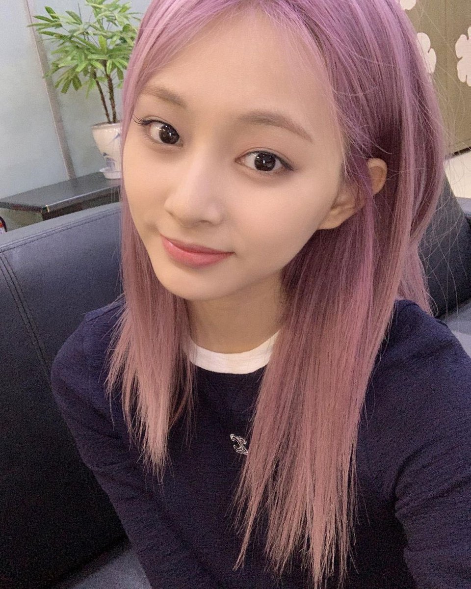 in love with her pink hair!!!!