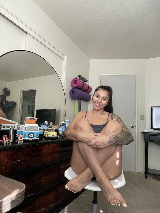 I&rsquo;m a great way to start off your morning 🤭🦶🏼💦 https://t.co/ofnHH2k5YD