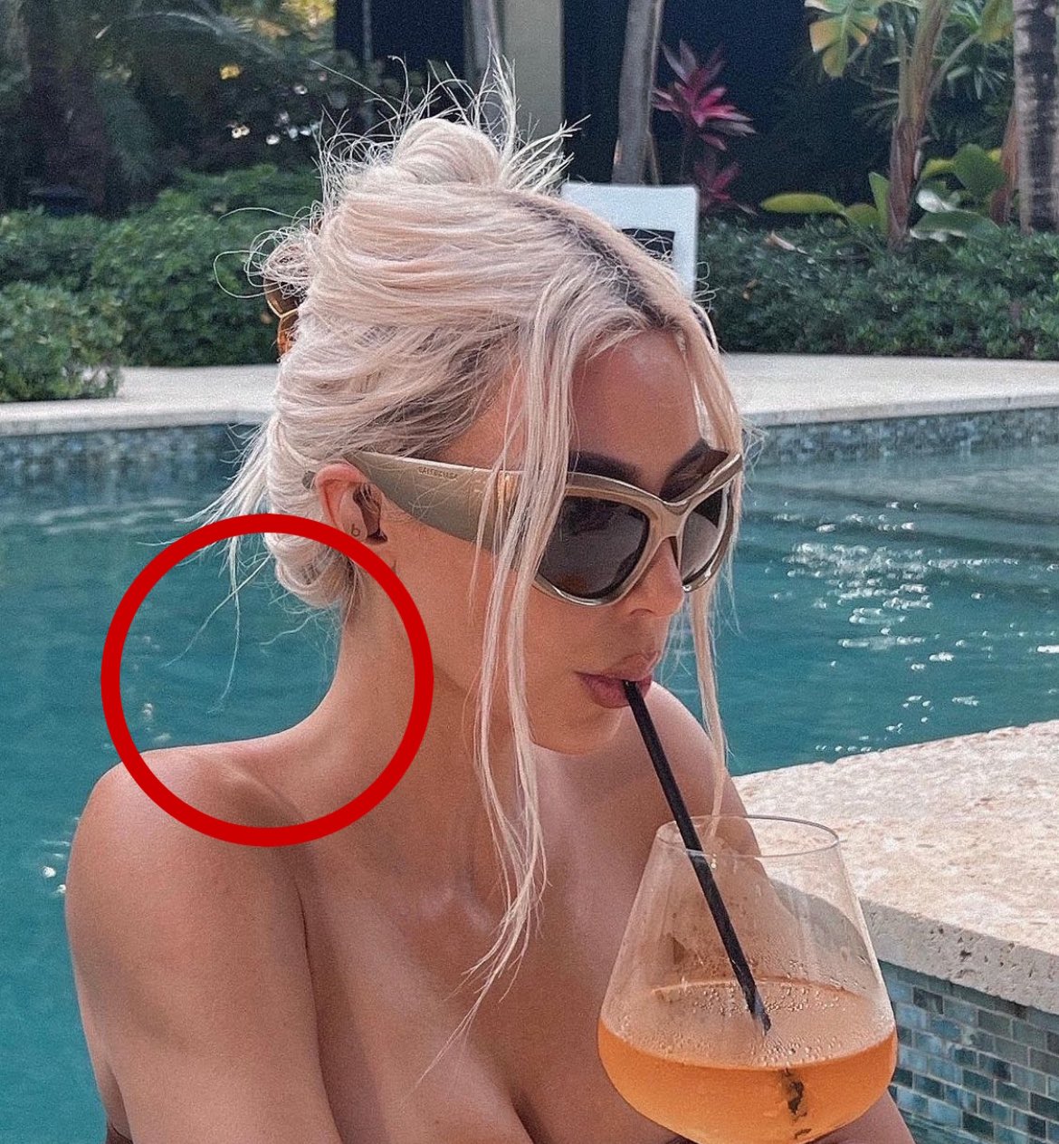 Kim Kardashian is called out for allegedly photoshopping her trapezius musc...