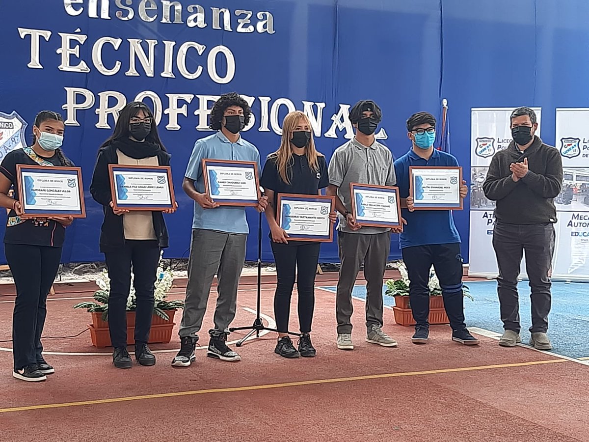 MacroZonaNorte's tweet photo. Seguimos compartiendo con ustedes lo que fueron las celebraciones 😄 de la #SemanaTP en los diversos territorios de la macrozona norte.
Es así como hace algunos días, nuestro gestor territorial en #Tarapacá acompañó al equipo del Liceo Politécnico José Gutiérrez de La Fuente 👏 https://t.co/ld9dzkSB1J