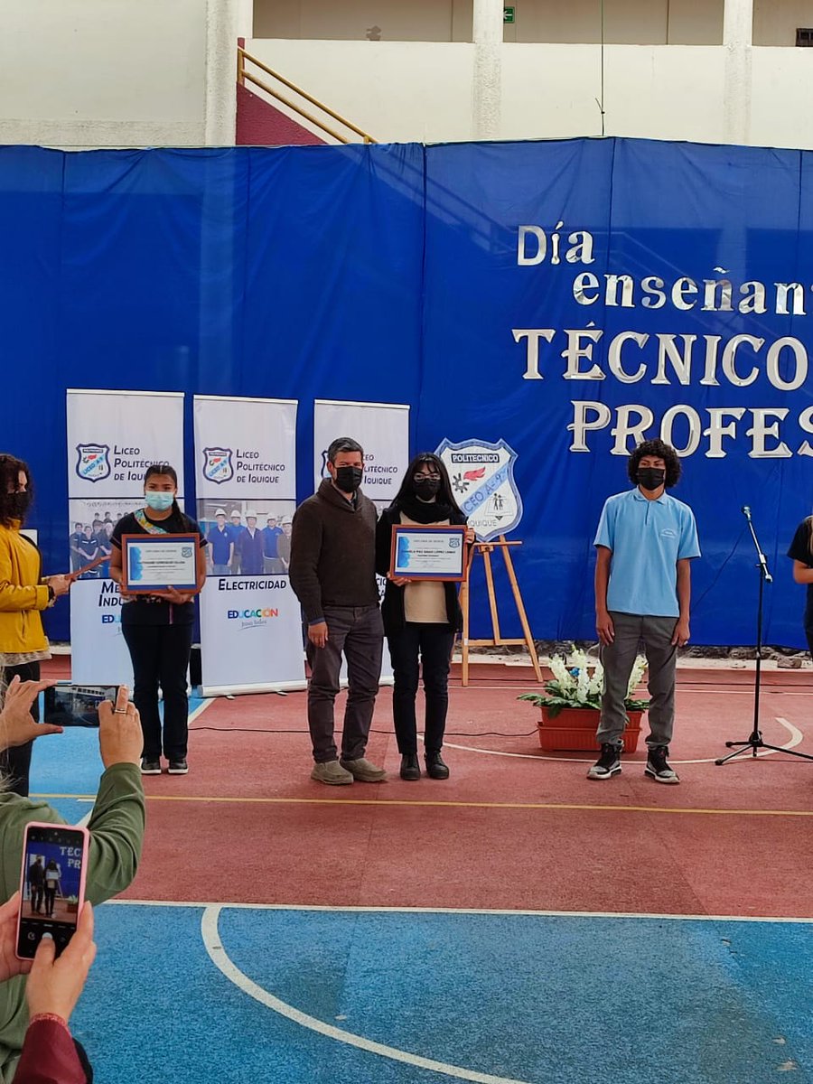 MacroZonaNorte's tweet photo. Seguimos compartiendo con ustedes lo que fueron las celebraciones 😄 de la #SemanaTP en los diversos territorios de la macrozona norte.
Es así como hace algunos días, nuestro gestor territorial en #Tarapacá acompañó al equipo del Liceo Politécnico José Gutiérrez de La Fuente 👏 https://t.co/ld9dzkSB1J