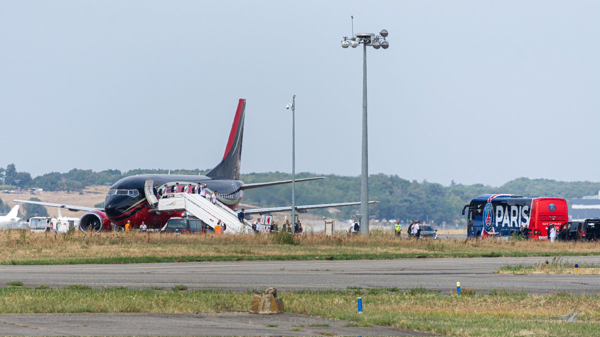 NunoSeletti's tweet image. The @PSG_inside is arrived at midday at @aeroport_tls ! The Boeing 757-500 #LYKDT from @KlasJet making the trip!

#planespotting #Klasjet #737 #aviationphotography