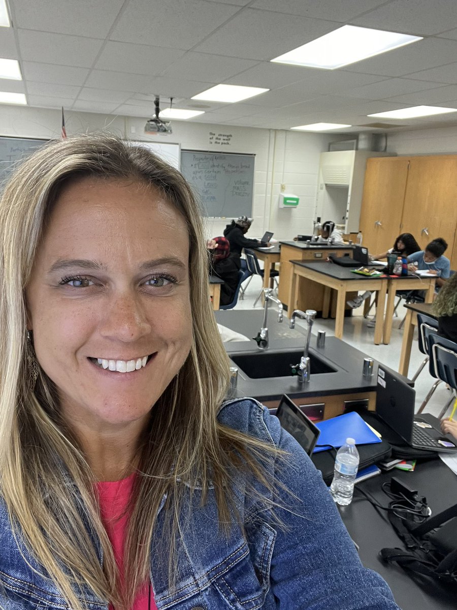 I LOVE when I have the opportunity to jump into classrooms and model teaching a lesson for a new teacher! Instructional leadership is the BEST part of my job! 💛🖤#FLHornets