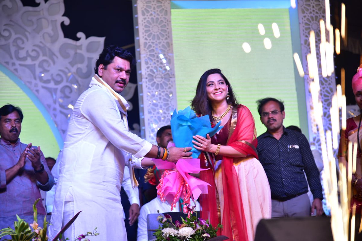 dhananjay_munde's tweet photo. नाथ प्रतिष्ठाणच्या माध्यमातून जनसेवेचे व्रत कायम जोपासले आहे. जनसेवेबरोबरच परळी शहराचा सांस्कृतिक लौकिक वाढविण्याचे काम अखंडित सुरू ठेऊ. हा कार्यक्रम व गणेशोत्सव यशस्वी करण्यासाठी परिश्रम घेणाऱ्या माझ्या सर्व सहकाऱ्यांचे व तमाम परळीकरांचे मनस्वी आभार व अभिनंदन. (2/2) https://t.co/pwEy2s4PLP