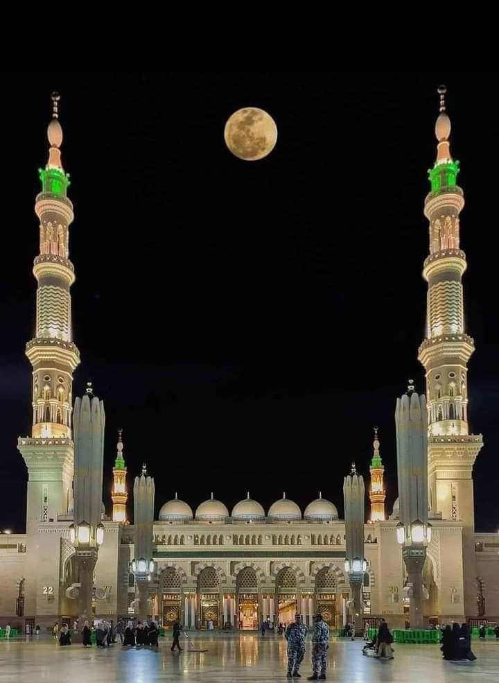 ScreenMix's tweet photo. لحظه إكتمال القمر في مسجد رسول الله 🤍 ﷺ https://t.co/ocK1qBQ6KH