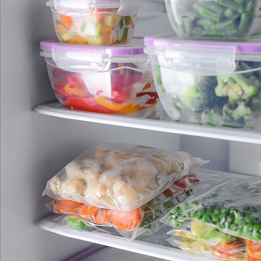 Freeze your summer fruits and veg! Don’t forget to date and label your frozen bundles to know what you’ve got while making the grocery list! 
-
Congelez vos fruits et légumes de l’été! N’oubliez pas d’indiquer le contenu et la date sur vos paquets d’aliments congelés!