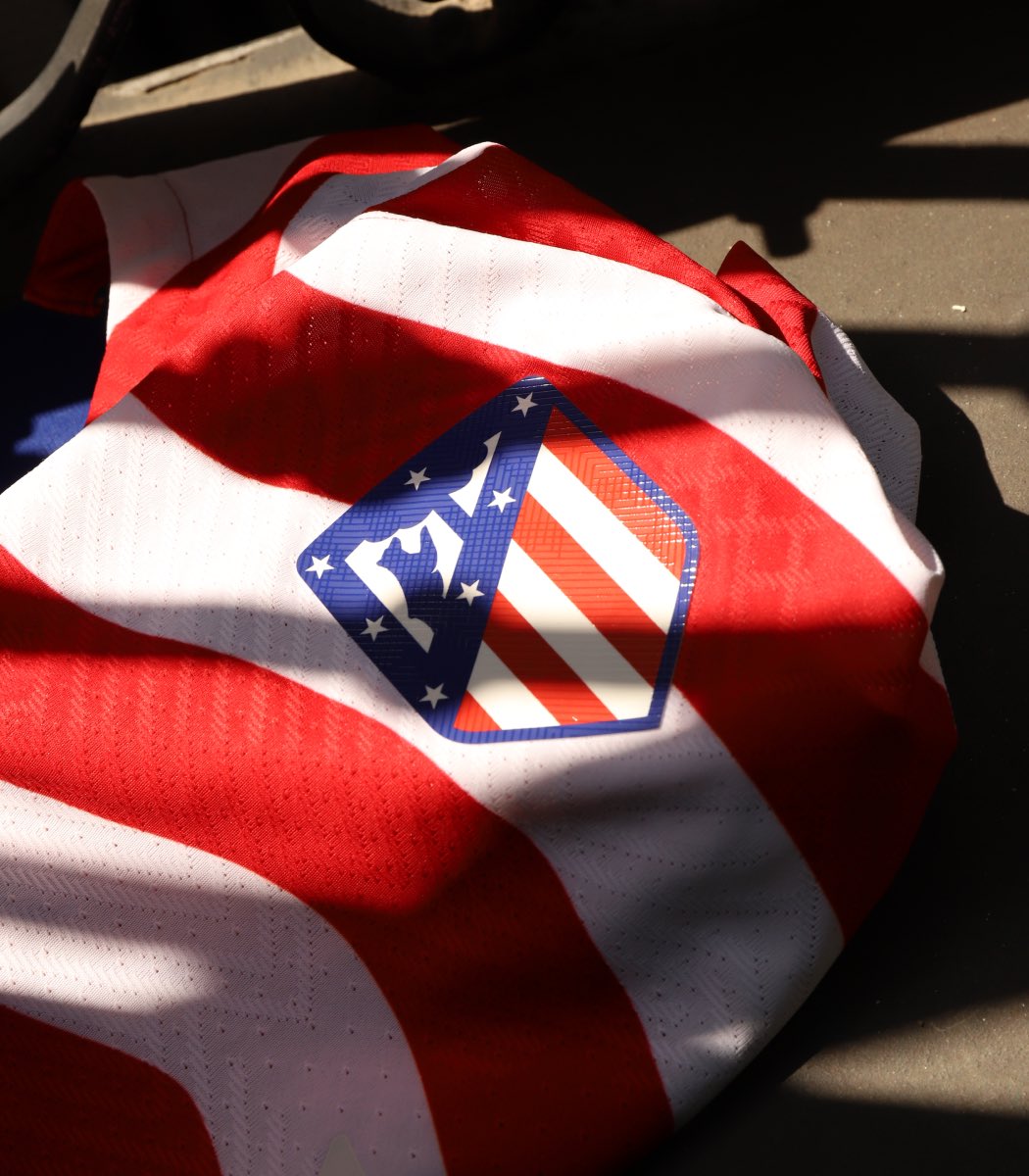 atletiuniverse's tweet photo. We’re celebrating the launch of the Momento Market app, football’s auction house.

For your chance to win a MATCH-WORN Koke shirt…

1. RT this tweet
2. Follow @ACMomento &amp; @AtletiUniverse
3. Download &amp; sign up to the App using code: KokeUniverse

👉 https://t.co/xES4wl7ddw https://t.co/xxnV1YRLsZ