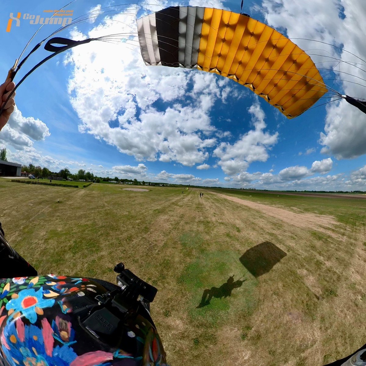 gojumpberlin's tweet photo. Dieses kommende Wochenende ist wieder Sprungbetrieb mit zwei Flugzeugen, dazu Hauptstadtmeisterschaft und Höhensprünge! Das solltet ihr nicht verpassen!

#GoJump #funjumper #fallschirmsprung #fallschirmspringen #fallschirmsprungberlin #maketheskyyourplayground #klimaneutral https://t.co/gwQjeANCs2